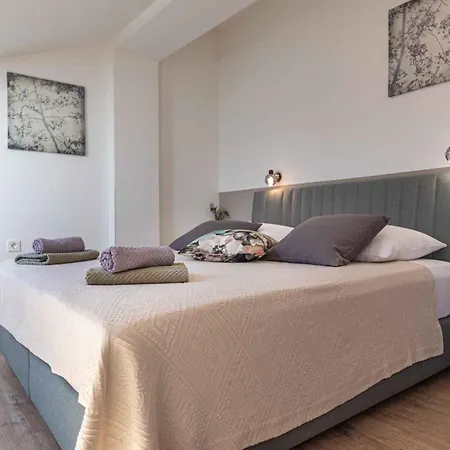Apartment In Silo/insel Krk 13482 *